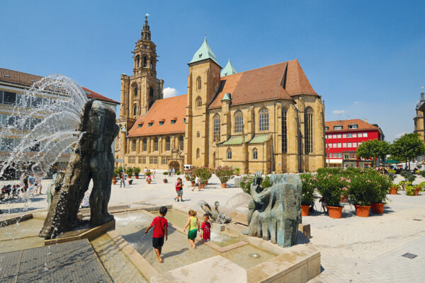 0061_Kilianskirche Komödiantenbrunnen_2012_rs_KBJuli14 Kilianskirche mit Komödiantenbrunnen - Copyright: Stadt HN